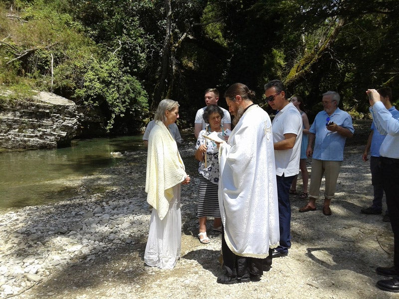 52χρονη Αυστραλή βαφτίστηκε Χριστιανή στον ποταμό Λαγκάβιτσα (εικόνες)